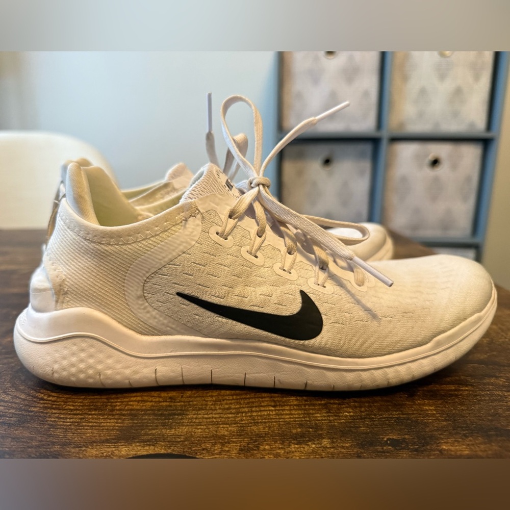 Nike Women’s 8 White Free Run